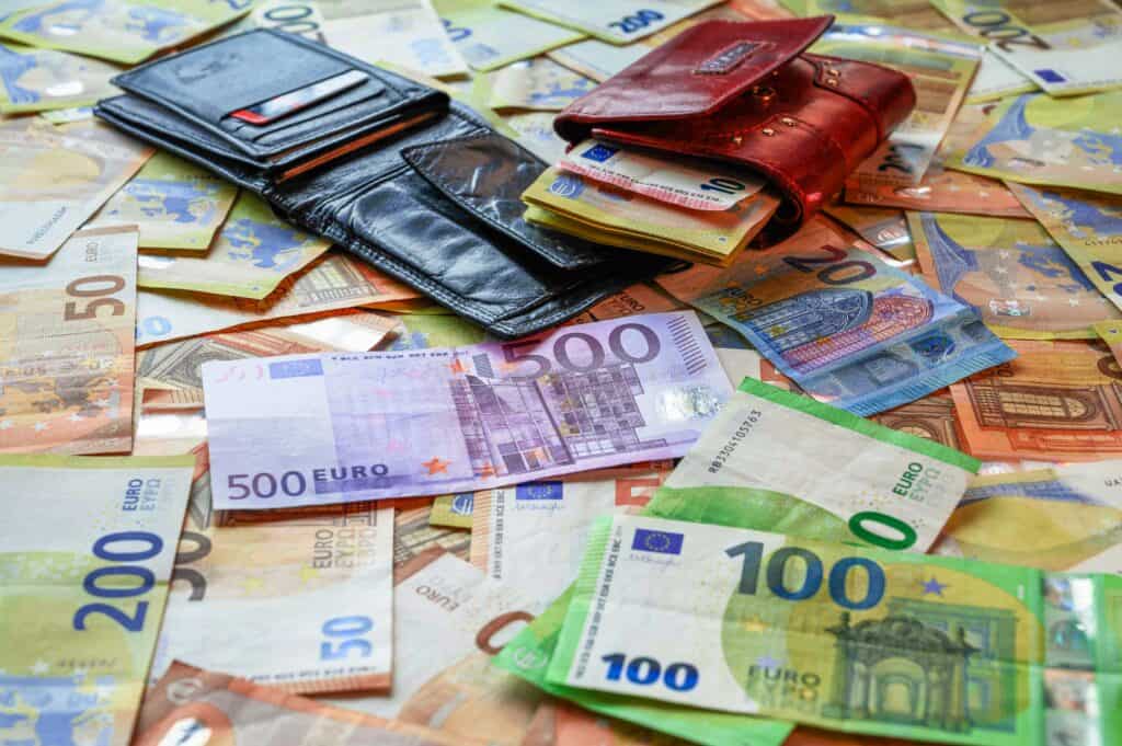 Najświeższe dane NBP pokazują spadek inflacji bazowej do 4,0% w grudniu 2024 roku. Dowiedz się, jakie wskaźniki inflacyjne są kluczowe dla gospodarki Polski.