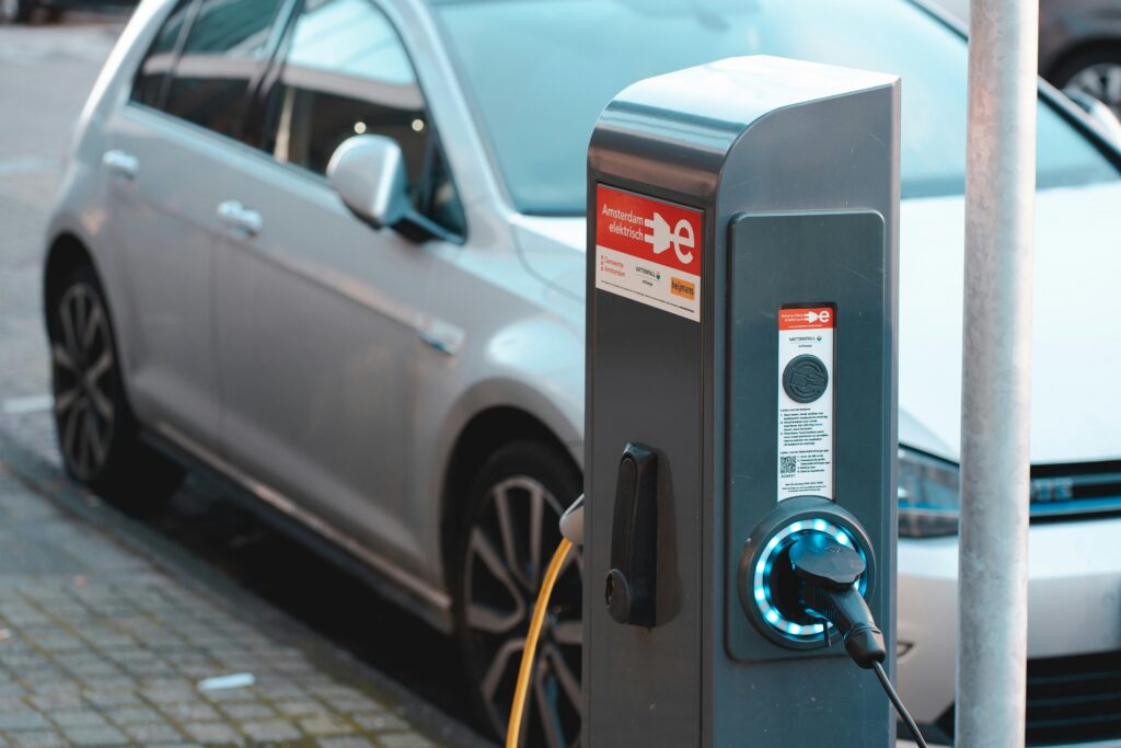 Rusza program „NaszEauto” – nawet 40 tys. zł dopłaty na samochód elektryczny. Polacy mogą liczyć na wsparcie w zakupie samochodów elektrycznych dzięki nowemu programowi „NaszEauto”.